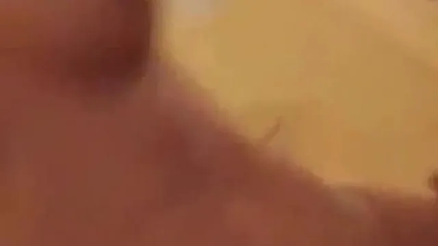 Una belleza guapa y sin pelo tomó la iniciativa y usó su teléfono móvil para filmarse follándose a su novio. No esperaba que pareciera inocente y hermosa, ¡pero resultó ser tan sexy! (1)