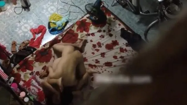 出租屋偷窥隔壁小两口过夫妻生活男的还挺猛的