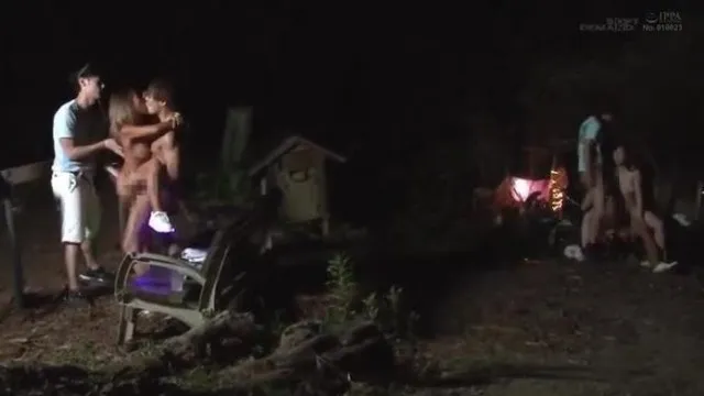 Sirviendo alcohol con afrodisíaco a una chica amateur en una fiesta rave