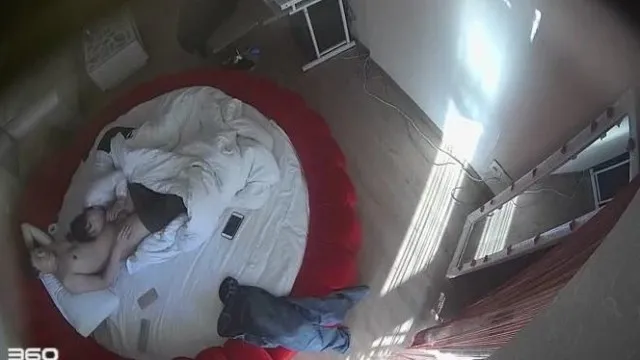 Surveillance horaire des gouttes d'eau dans la salle des armes TP. Il semble que quelques hommes et femmes infidèles soient pressés. Ils portent des soutiens-gorge et se tordent très joliment les fesses.