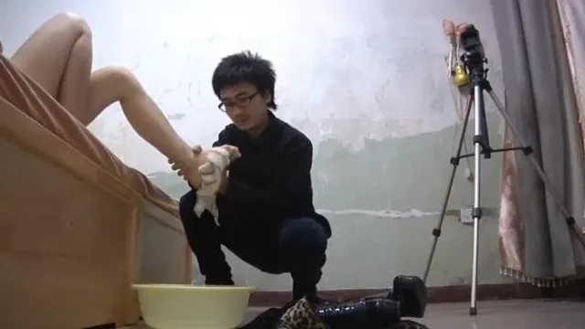 北京文艺小青年冒充导演简陋出租屋套路采访坐台小姐自拍小电影看对白我忍不住笑喷了