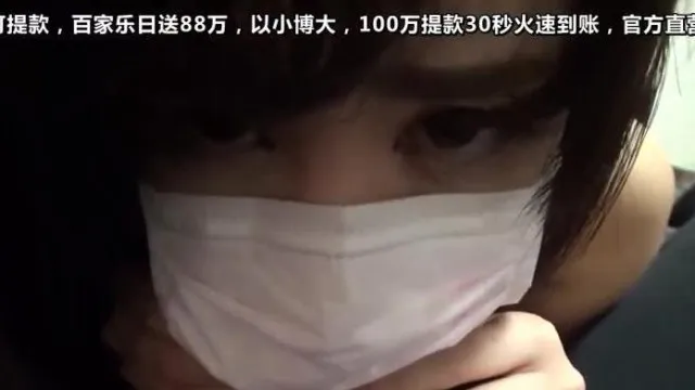 我跪在一个可爱的白皙女孩身上并与她发生性关系！