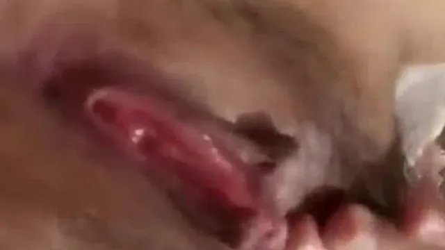 Depois que o lindo âncora da Internet, Yan Baobao, ficou famoso, o homem rico do hotel fez sexo e tirou selfies expostos. Ela tem seios grandes e é linda. Ela grita ainda mais quando ele a fode com força.