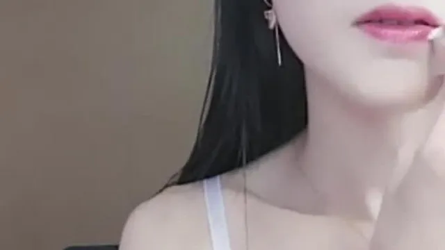 Hermosa y temperamental belleza, la joven modelo Xian Ying Shui'er muestra su esbelta figura y se masturba con un vibrador.