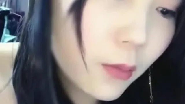 C'est la première fois qu'elle rejoint le monde du fruit chat. Certains internautes décident d'attendre que leur père s'endorme pour voler de l'argent afin d'acheter des cadeaux afin d'ajouter un V.