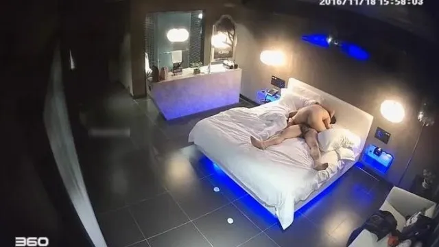 Un hôtel a filmé en secret un homme qui est entré dans la chambre et a enlevé le soutien-gorge de sa copine aux gros seins, l'a forcée à se faire pousser les seins, puis a ôté son pantalon et l'a violemment baisée.