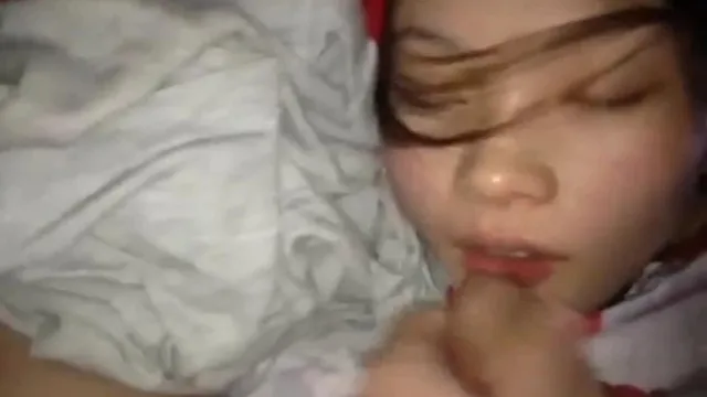包皮兄弟は携帯電話で自撮りをし、酔って寝ている従妹の同僚の女性にいたずらして、大きなペニスから精液を飲み込むように頼みました。