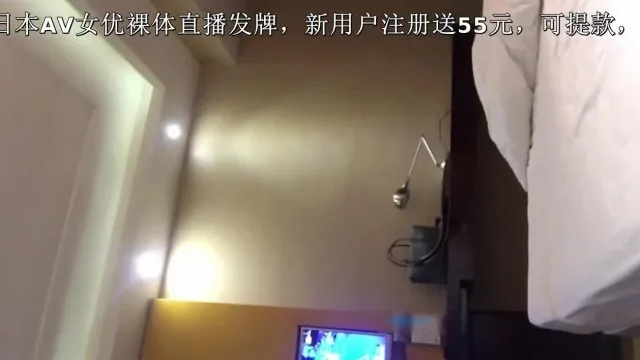 微信搜索附近的人搭讪认识个开奔驰的气质富姐酒店开房约炮先用小舌头征服她的骚穴