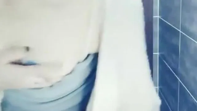Qué increíble. Una presentadora de 1999 en un cibercafé sedujo a un joven llamado Lengqing. Se quitó los pantalones en el vestíbulo y luego no pudo soportar la mamada. La llevó al baño y tuvo sexo apasionadamente.