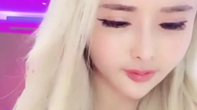 手機直播網紅臉主播誘惑秀花臂紋身很不錯