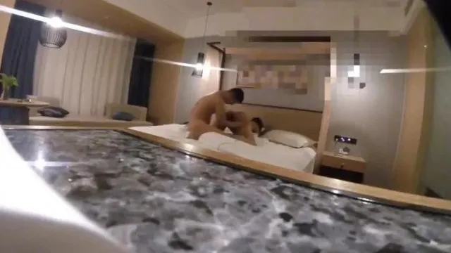 Um homem rico com um pau grande e uma colega de faculdade se hospedam em um quarto de hotel e fazem sexo, e a vagabunda recebe uma boa ligação, diálogo em mandarim 1080P HD