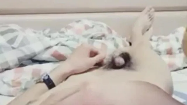 [Nacional] HD Una presentadora joven pero muy coqueta tuvo relaciones sexuales con su pareja sexual y recibió un creampie. Se puede ver claramente el semen saliendo de su coño.