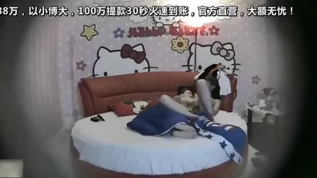 精品特色酒店偷拍漂亮白嫩美女迫切想要男友还没脱衣服就被她扑倒摸鸡鸡,洗完澡又吃鸡巴挑逗,干爽后老实了!