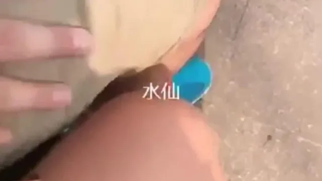 美女主播为礼物勾引健身教练到公园,有人路过吓得把鸡巴拔出来,美女说胆子太小了