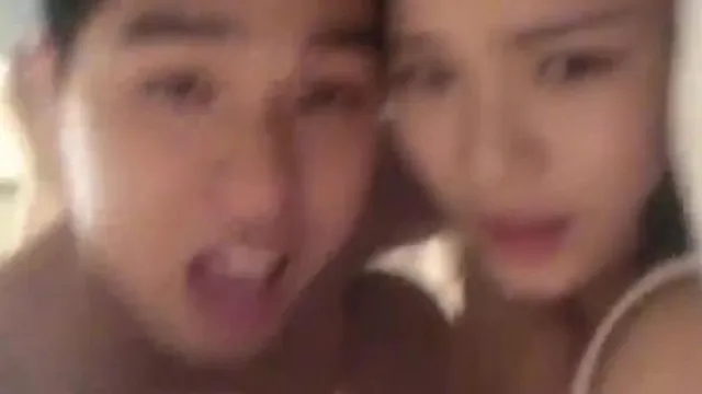 El marido de mi cuñada se fue a un país extranjero para realizar estudios de posgrado y en secreto llevó a su esposa y a su cuñada a un hotel para tener relaciones sexuales. Inesperadamente, ella resultó ser un tigre blanco.mp4.