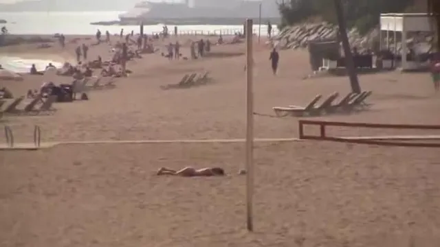Praia gata Julia Rocca cavalga e cums todo pau