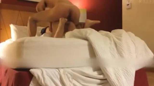 A boceta de pernas compridas é viciada em ser fodida por um grande galo