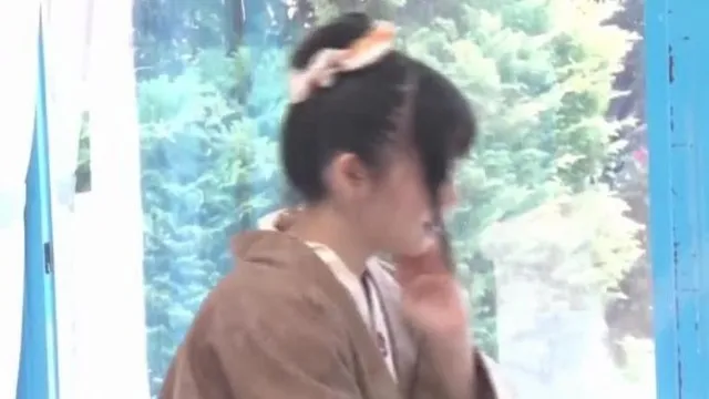 Une étudiante en voyage de fin d'études trouvée à Isawa Onsen chevauche le miroir magique pour la première fois. Massage sensuel de ses gros seins et de ses belles fesses, qui rougit après le bain. La fille sensible du Yukata jouit 4 fois et incontinence...