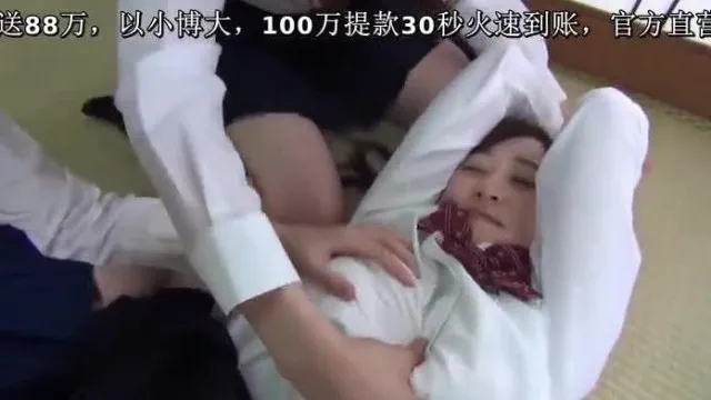 修学旅行の夜ってこんなにエッチな事ができるんだ！ 女風呂を覗いたらバレて先生に言わないかわりにチ○ポ見せてと頼まれ見せたら勃起チ○ポに女子は悶々。それを