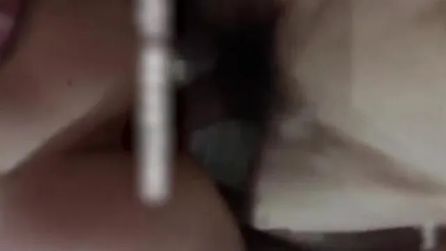 Fille chaude aux cheveux courts séduit le petit ami de sa meilleure amie