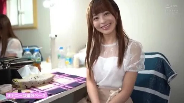 Moko Sakura está tan cómoda que sigue sacudiendo sus caderas incluso después de recibir un creampie en una vulgar posición de vaquera con leche turbia goteando.