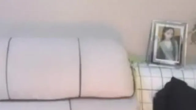 乖巧美女主播直播发福利倒立小秀