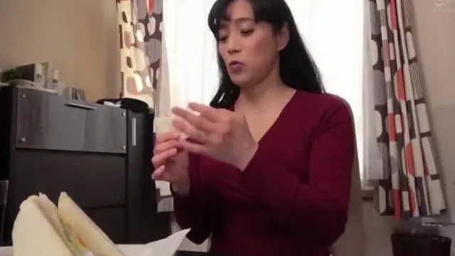同じアパートのタイトミニで美脚をさらす四十路美人とセッ●スできる関係になるには！？ 平岡里枝子 歳