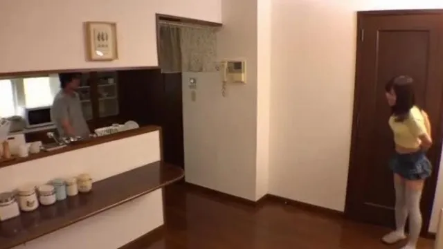 A amiga da minha irmã veio à minha casa e estávamos dando uma festa do pijama. ! Como um irmão mais novo e sem experiência, não suporto a tentação de tirar fotos de calcinhas que posso ver de propósito. Quando todos estiverem dormindo, vou deixar você me foder.