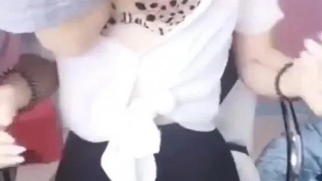 胸大腰细的网红美女鹿少女在家和男友手机视频勾引他1V