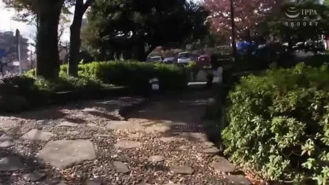 La madre de Yu-kun, tetona y de piel clara, es una madre trabajadora y con poca suerte que no puede parar una vez que empieza a ensuciarse. La follan con una polla y continúa llegando al clímax.