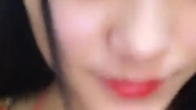 Presentadora de belleza de apariencia pura pero extremadamente cachonda con una banda para el vientre sexy, medias negras y estampado de leopardo 1V