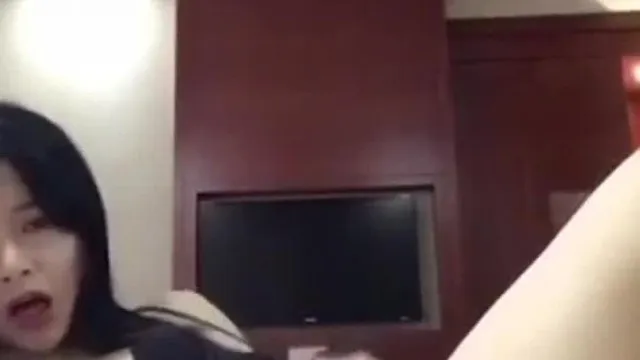Una chica de aspecto bastante inocente usa accesorios para masturbarse su coño rosado