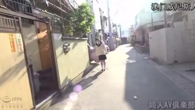 Потеряй девственность с помощью карандаша HB! Суперсерьезная девушка, выросшая в школе для девочек, имеющая только фантазии и никакого реального опыта, ее первый человеческий член - мужчина средних лет! [Киска на открытом воздухе средь бела дня] Для первой ласки [Судороги сквирта]