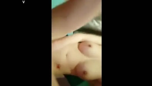 Una chica periférica y un hombre rico se registraron en una habitación de hotel y tuvieron sexo. Después de ducharse y hacerse una selfie en el baño, ella tenía buena figura, se masturbaba y estaba rosada.