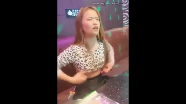 在ktv里面忍不住直接堵住门口开操了