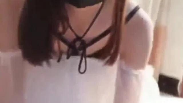 La jeune fille de classe S étourdit la belle chatte rose de Noer touche son clitoris avec du jus d'amour transparent