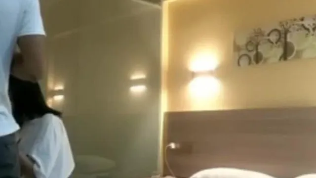 侧插操到正爽被学妹发现直播首播翻车悲剧了