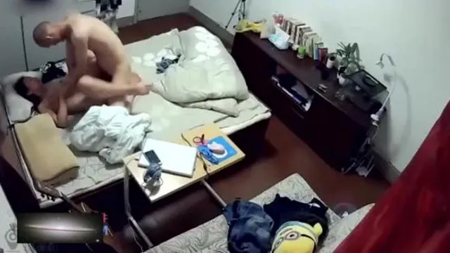 光头排骨哥一回到家立马就脱裤子骑上去就猛日媳妇