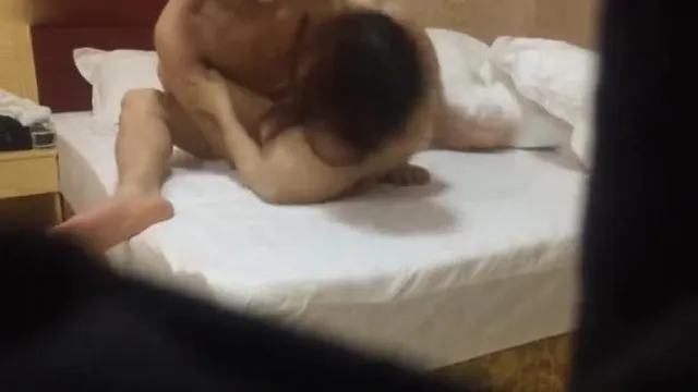 O gerente de negócios que o jovem mestre conheceu quando foi ao banco solicitar uma hipoteca pediu-lhe que reservasse um quarto em um hotel.