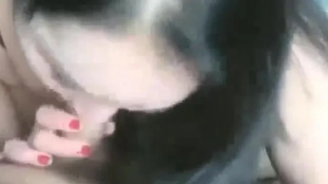 Votre petite sœur Daji a un corps voluptueux et un visage de célébrité sur Internet. Elle porte des vêtements sexy et fait du sexe oral.