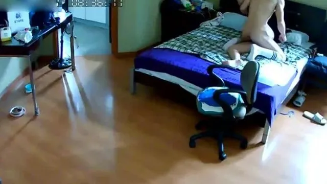 偷拍小伙晨运完回家和正在床上睡觉的媳妇来一炮
