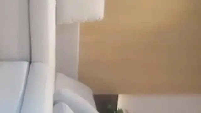 Otra cita con una chica sexy con falda que cubre el trasero para una segunda sesión, con el trasero levantado en el sofá para luego subirse a una silla y cabalgarla fuerte.