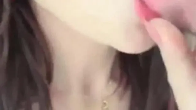 再回到房间两女一男上位骑乘轮流抽插大力猛操