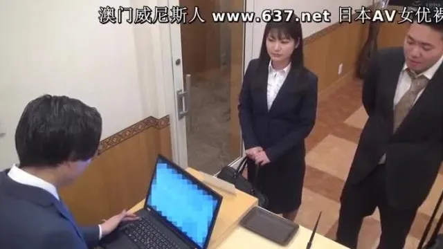 普通男女监控AV 工作中同事的惊喜项目 互相倾慕的女前辈和男后辈出差，竟然住在商务酒店的合租房间！ E 接连发生