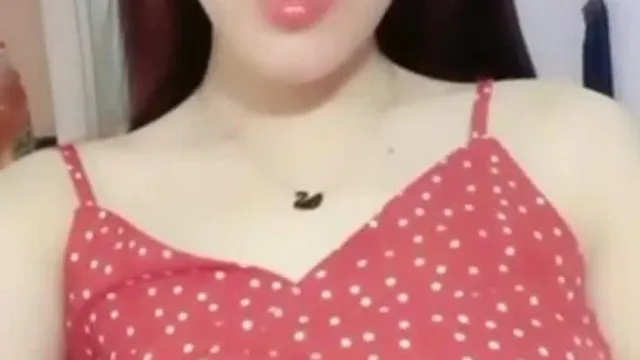 Une belle jeune beauté avec une grande silhouette et un corps mince se masturbe et écarte sa chatte rose