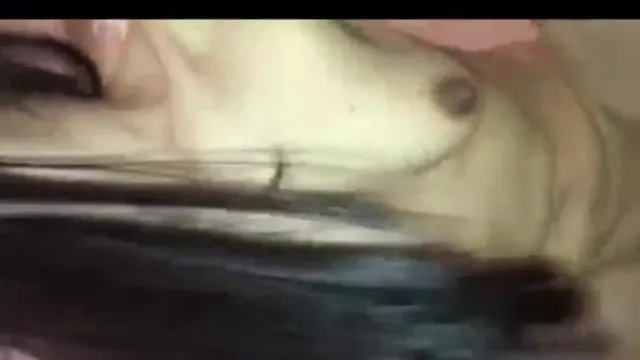 骑在这个瘦弱的女子身上疯狂抽插