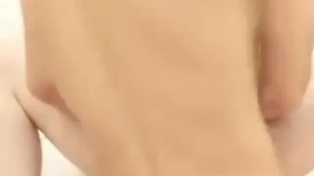 A garota com pãezinhos cozidos no vapor faz sexo com sua amiga sexy com tatuagens, e eles transam com ela no sofá do banheiro