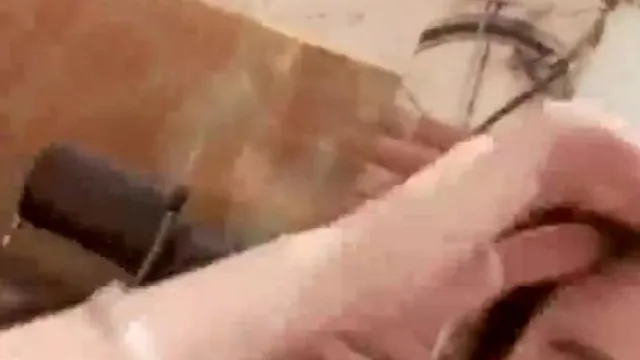 El bombón se filtró de la mejor barbería de belleza, lo que provocó que el estilista tuviera sexo apasionado y se la follara inmediatamente después de cerrar la tienda.