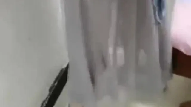 Un bel homme trouve une jeune femme d'une bonne famille et est obligé de faire un plan à trois avec elles. L'un d'eux filme et baise le bel homme.