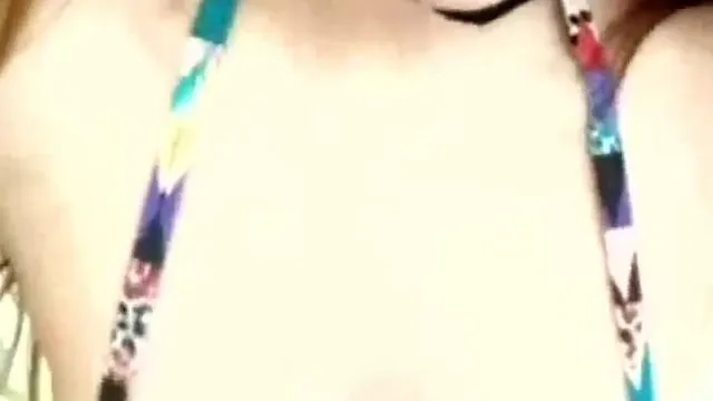騷氣妹風油精塗逼再用茄子自慰噴尿
